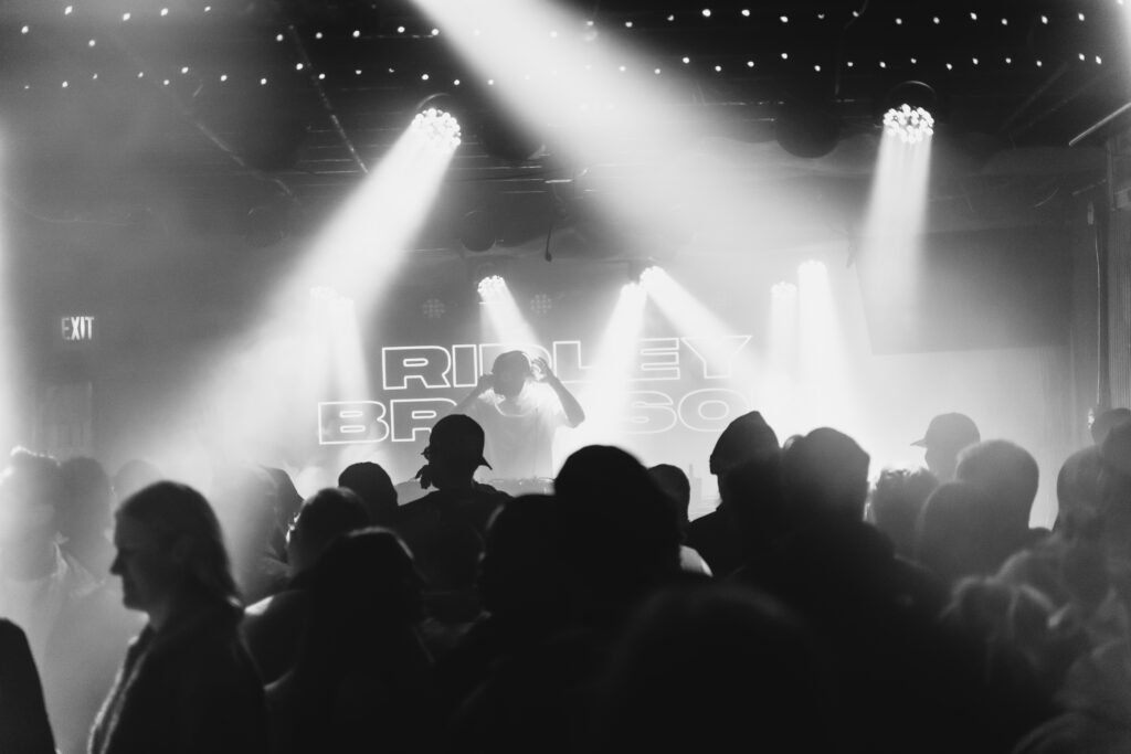 Ridley Bronson Breaks Genre Barriers & Unveils His Signature Sound In “Flex My Drip”